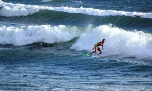 Surfing di Pantai Balian Tabanan