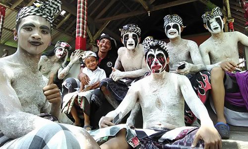 Riasan wajah peserta Tradisi Ngedeblag
