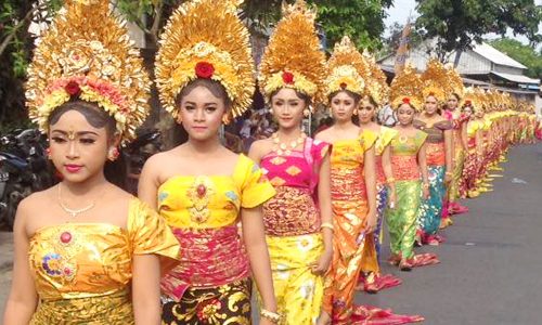 Tradisi Mepeed di Sukawati Bali