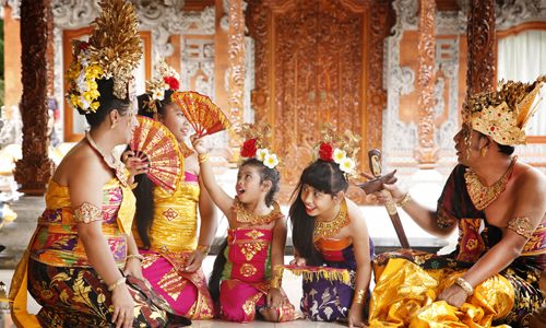 Foto keluarga pakaian Adat Bali