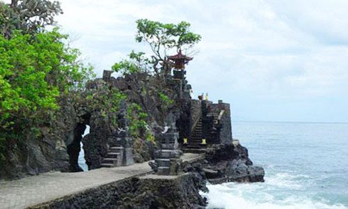 Pura Batu Bolong di Senggigi Lombok